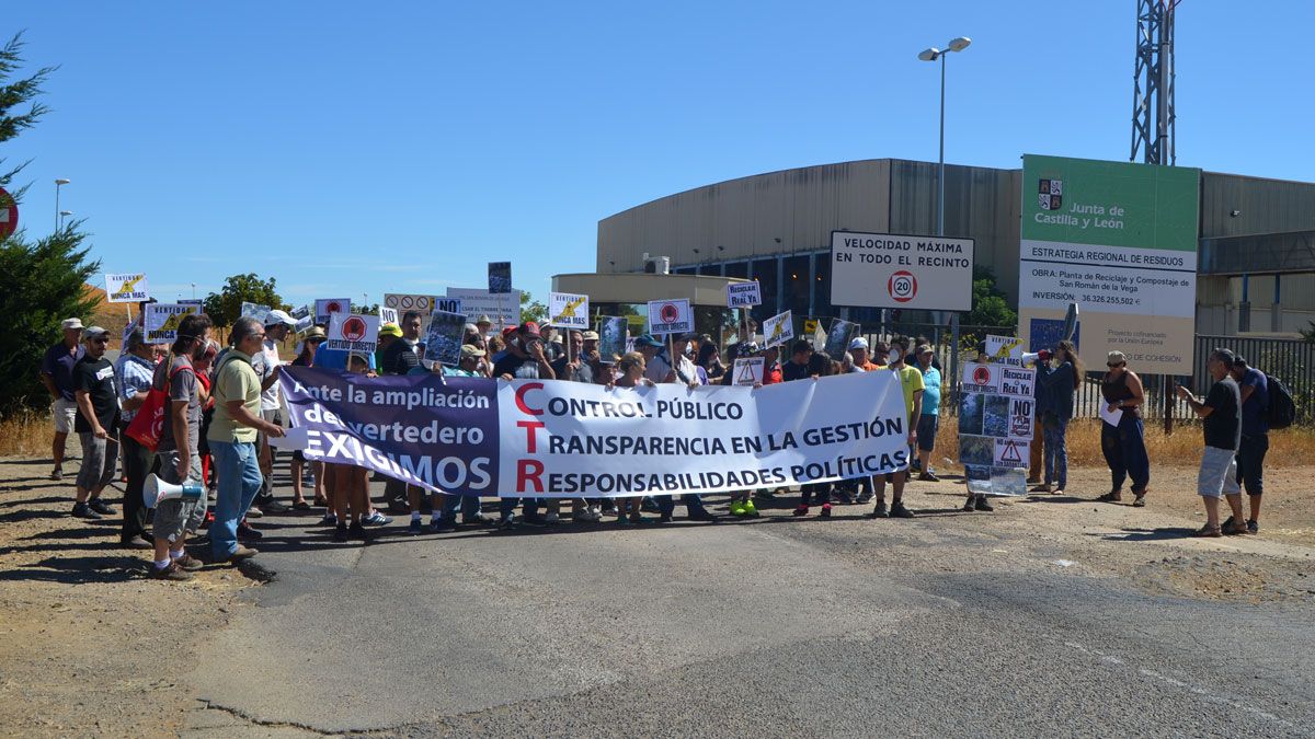 Decenas de personas se concentraron ayer a las puertas del CTR de San Román en contra del proyecto.| P.F.