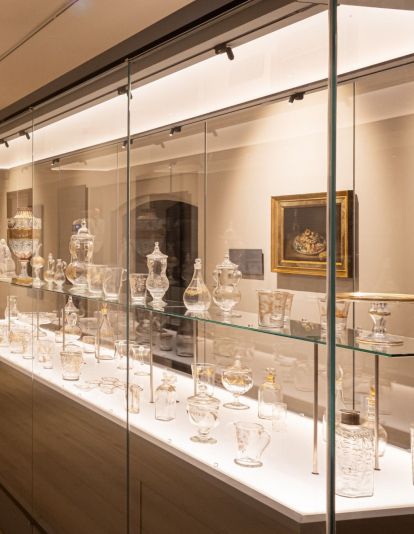 Las salas del museo exhiben vajillas reales, lámparas y piezas de cristal.