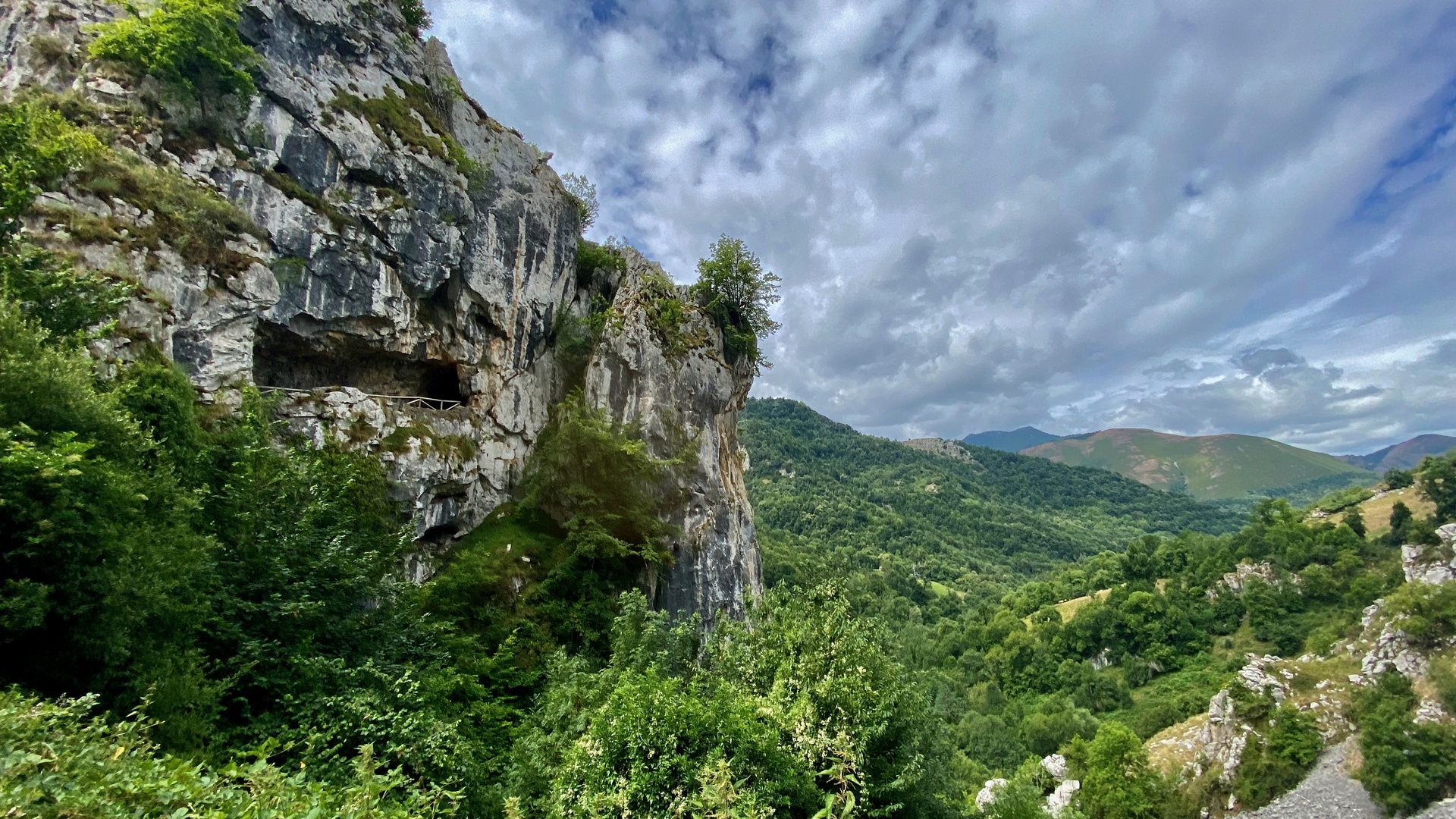 La Cueva Huerta es una impresionante cavidad kárstica situada en el desfiladero de la Foz de la Estrechura.