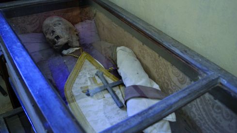 Una de las momias conservadas en la Colegiata de San Pedro.