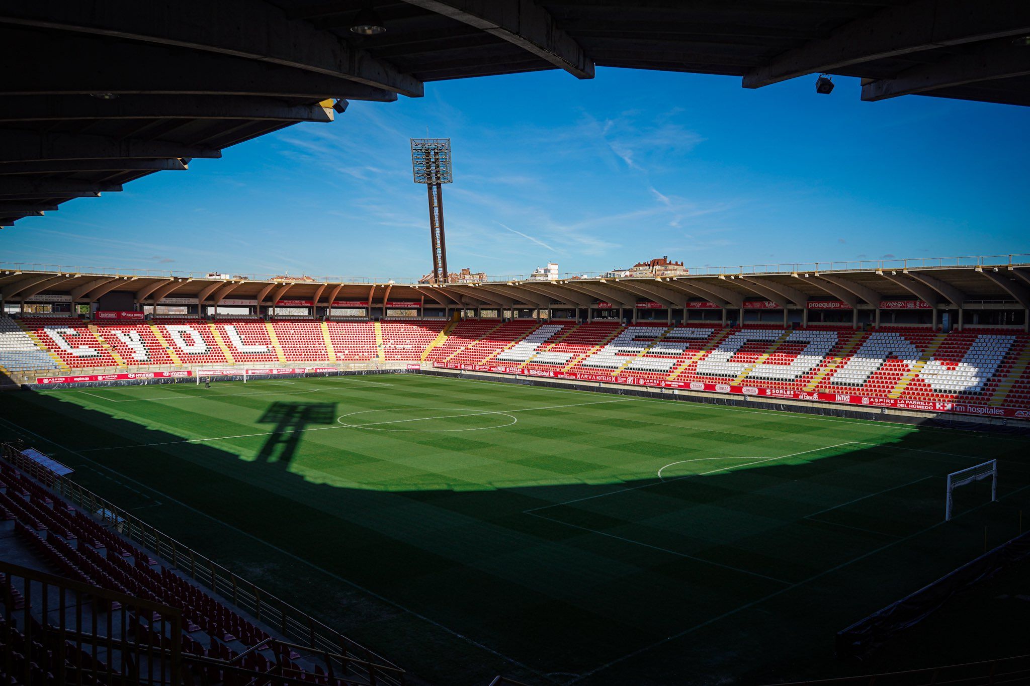 El Reino de León ya está casi teñido de rojo al completo para recibir al Granada. CULTURAL