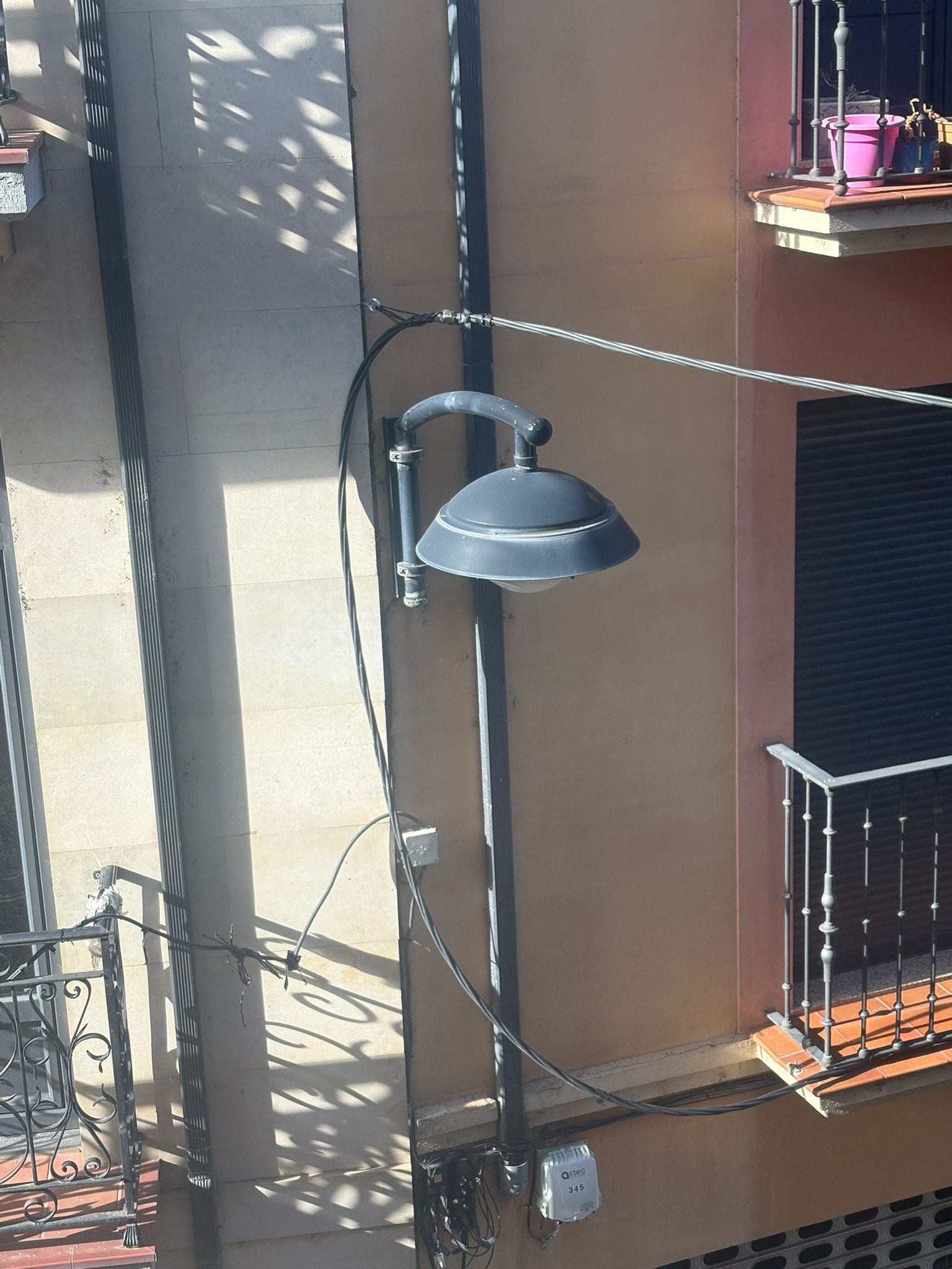 Luminarias de sodio que serán sustituidas. | L.N.C.