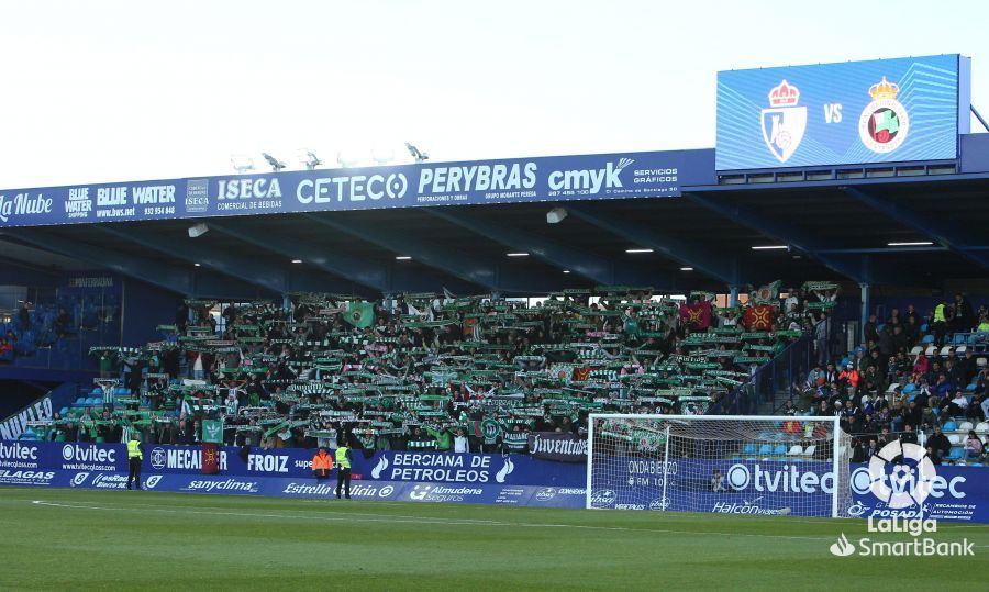 Afición del Racing en su última visita al Toralín. LALIGA