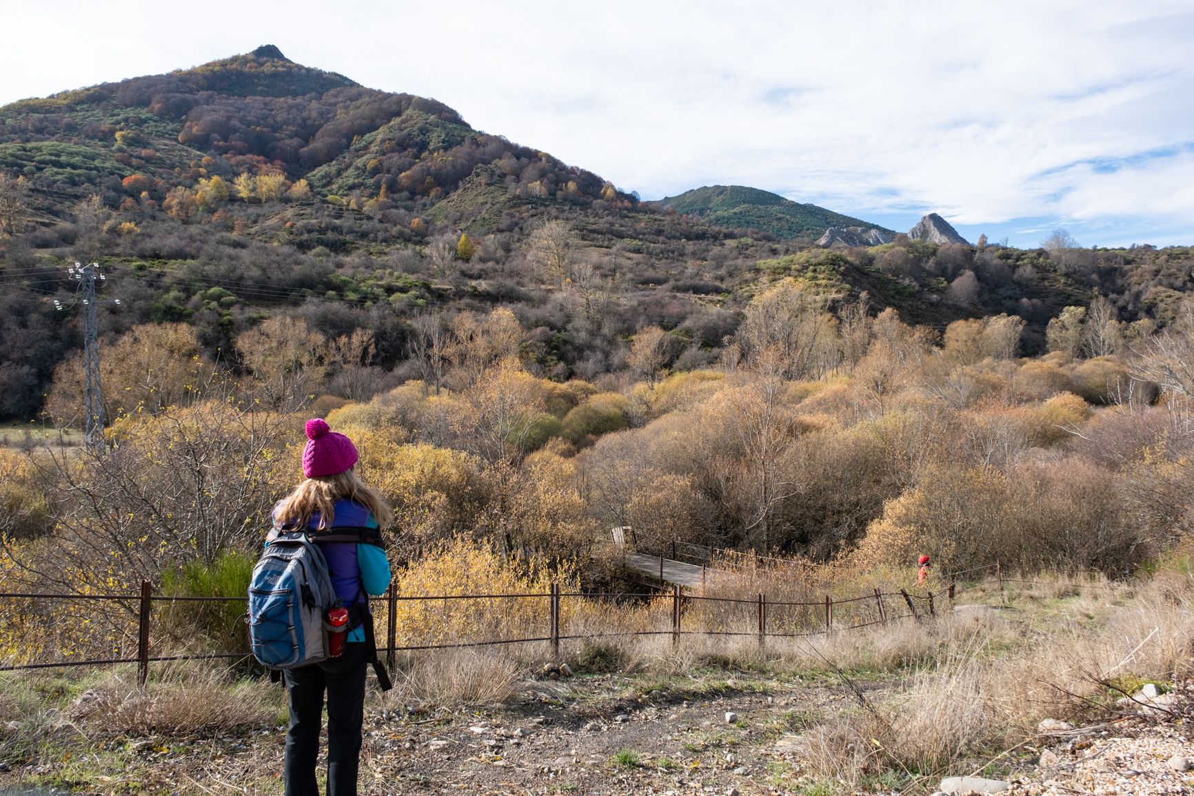 Camino que baja hacia el puente sobre el Torío y al fondo el pico Gallo. | VICENTE GARCÍA