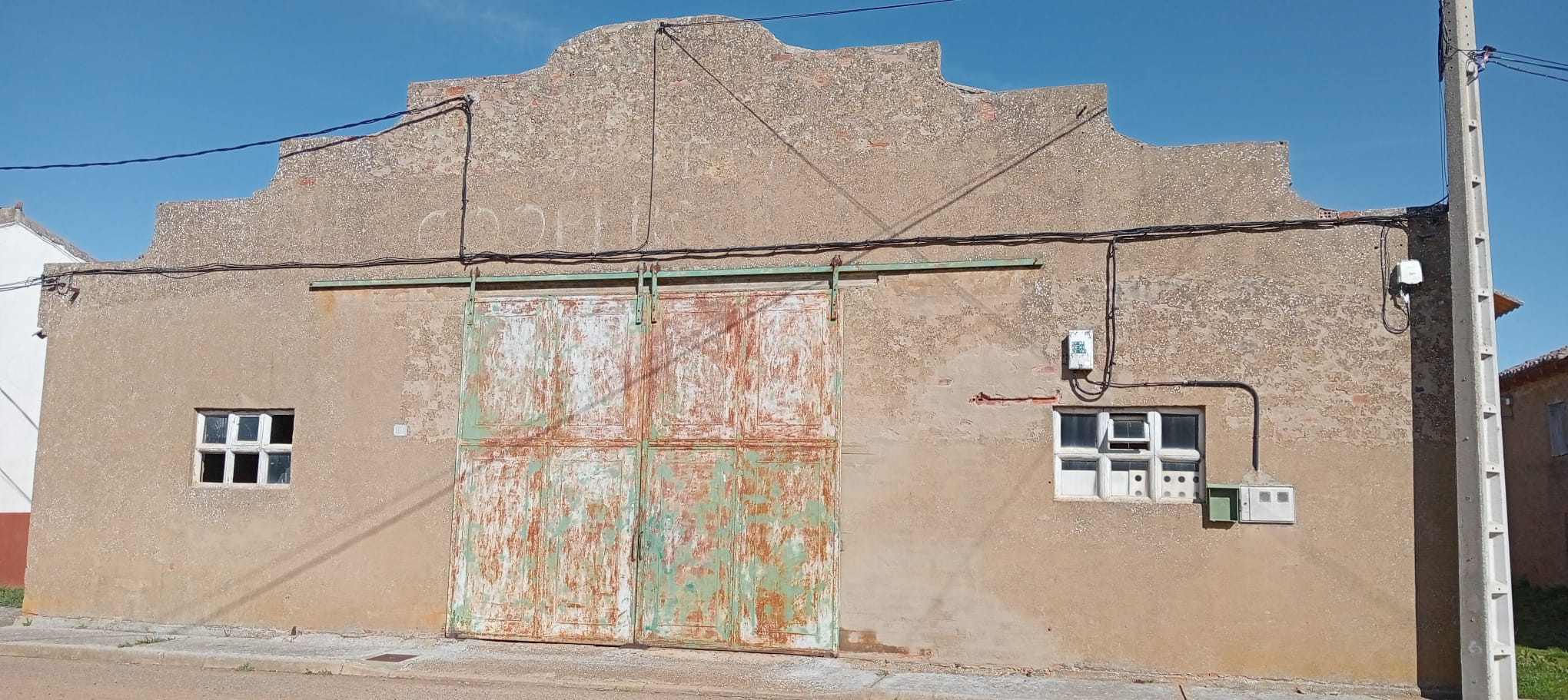 Exterior del edificio de la cooperativa San José de Villabraz que se va a renovar para todo tipo de usos. | L.N.C. Exterior del edificio de la cooperativa San José de Villabraz que se va a renovar para todo tipo de usos. | L.N.C.