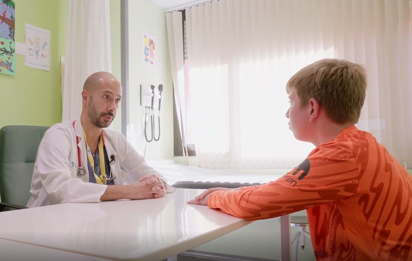 Momento del Cole Tour con el doctor Arias.