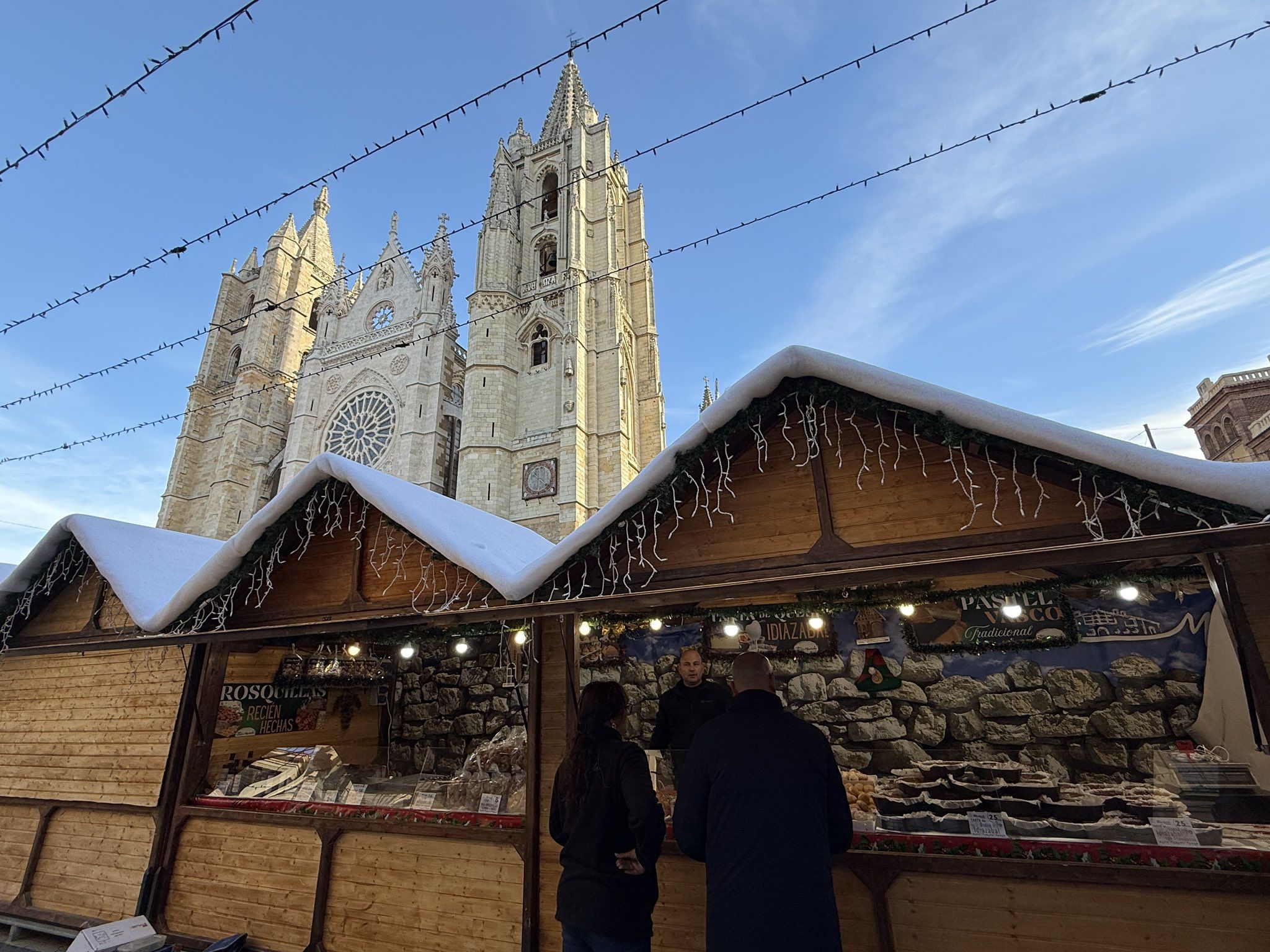 Mercado Navideño, ya ubicado a los pies de la Catedral de León. | AYTO. DE LÉON