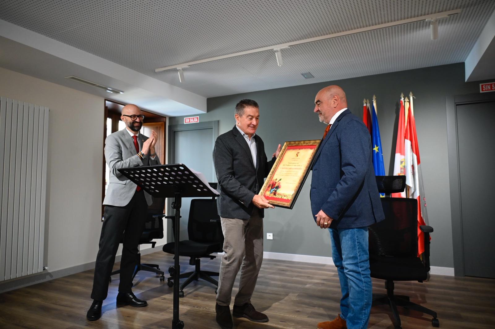 Manolo Cadenas recibe el cuadro que le acredita como 'hijo predilecto' de Valdevimbre de manos del alcalde. | SAÚL ARÉN