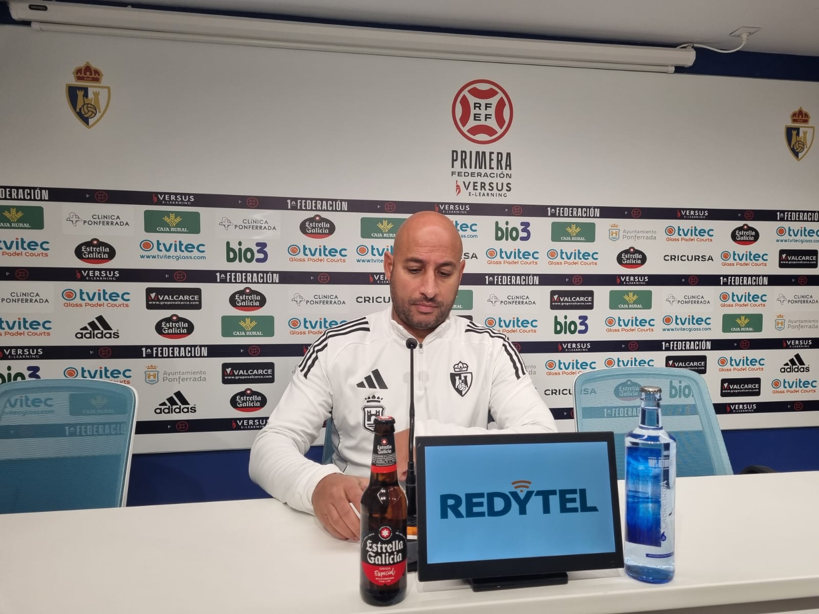 Mehdi Nafti durante su primera rueda de prensa como entrenador de la Ponferradina. RAÚL FERNÁNDEZ