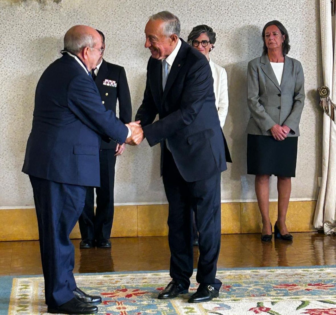 El presidente de la República de Portugal, Marcelo Rebelo de Sousa, ha condecorado al presidente de Nueva Economía Fórum, el leonés José Luis Rodríguez García. | SERVIMEDIA