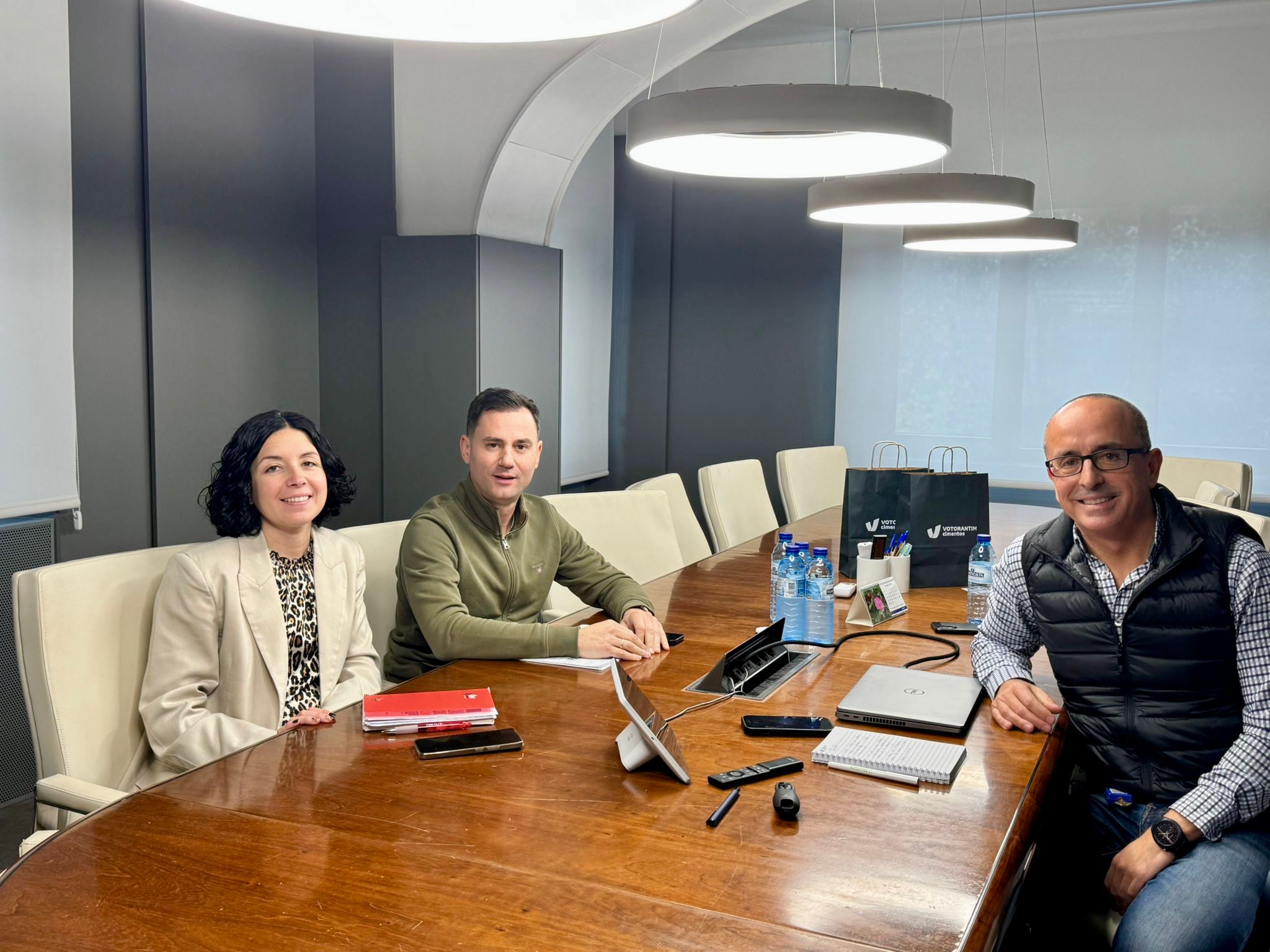 Visita de la delegación socialista a Cementos Cosmos.