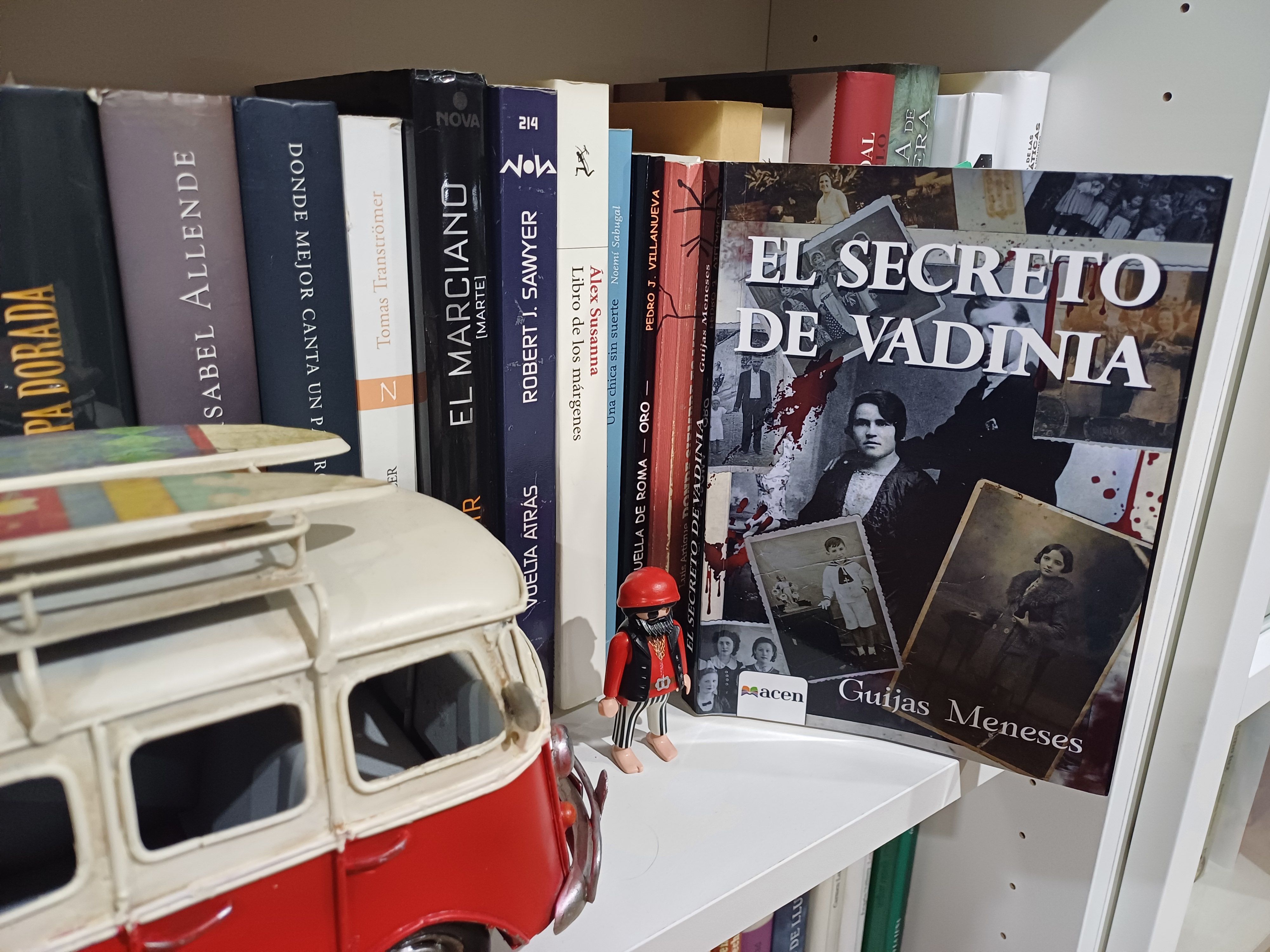 Portada del libro protagonista en la estantería de Ruy. 