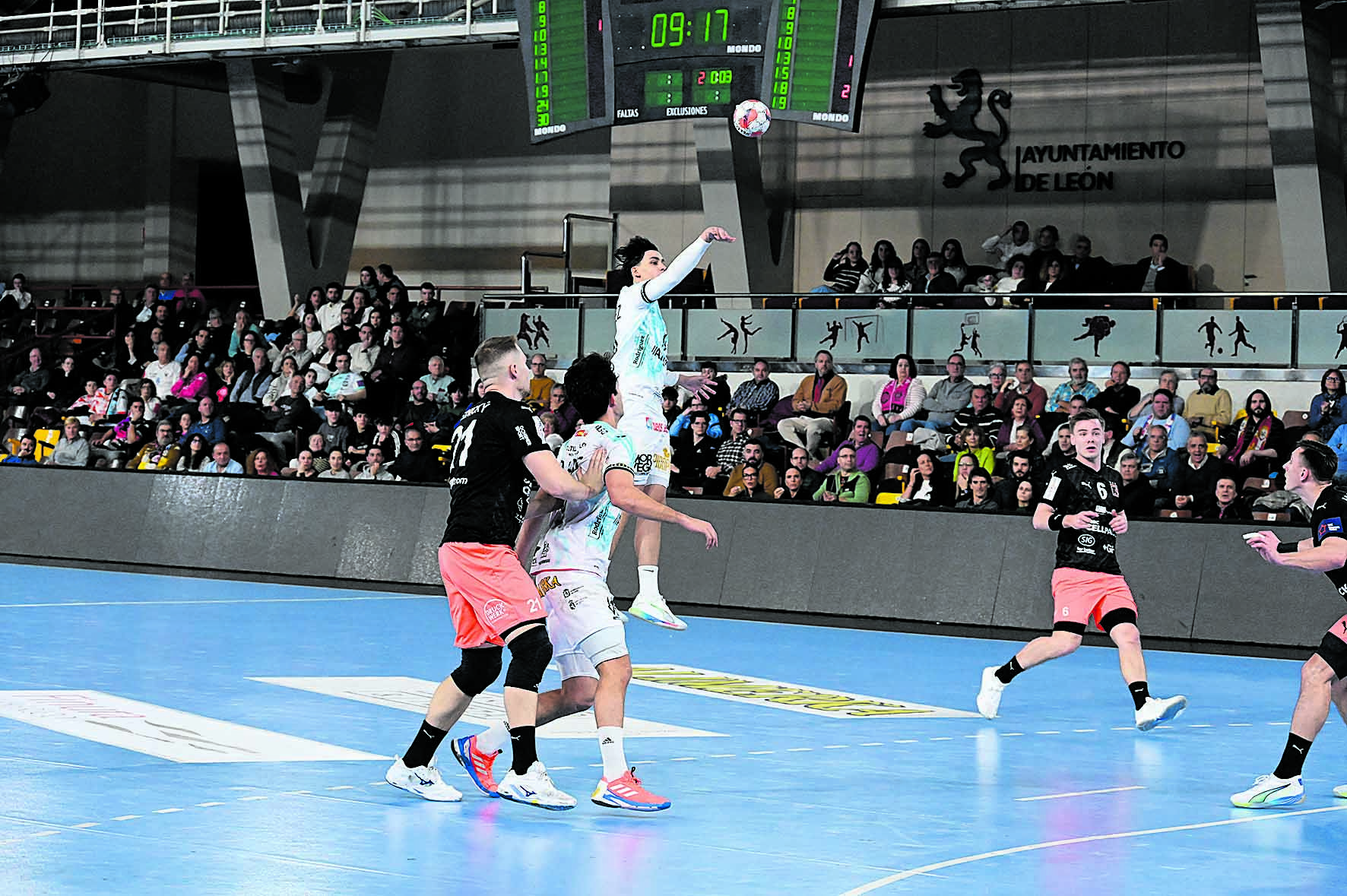 El Ademar busca trasladar el momento europeo a la liga. SAÚL ARÉN