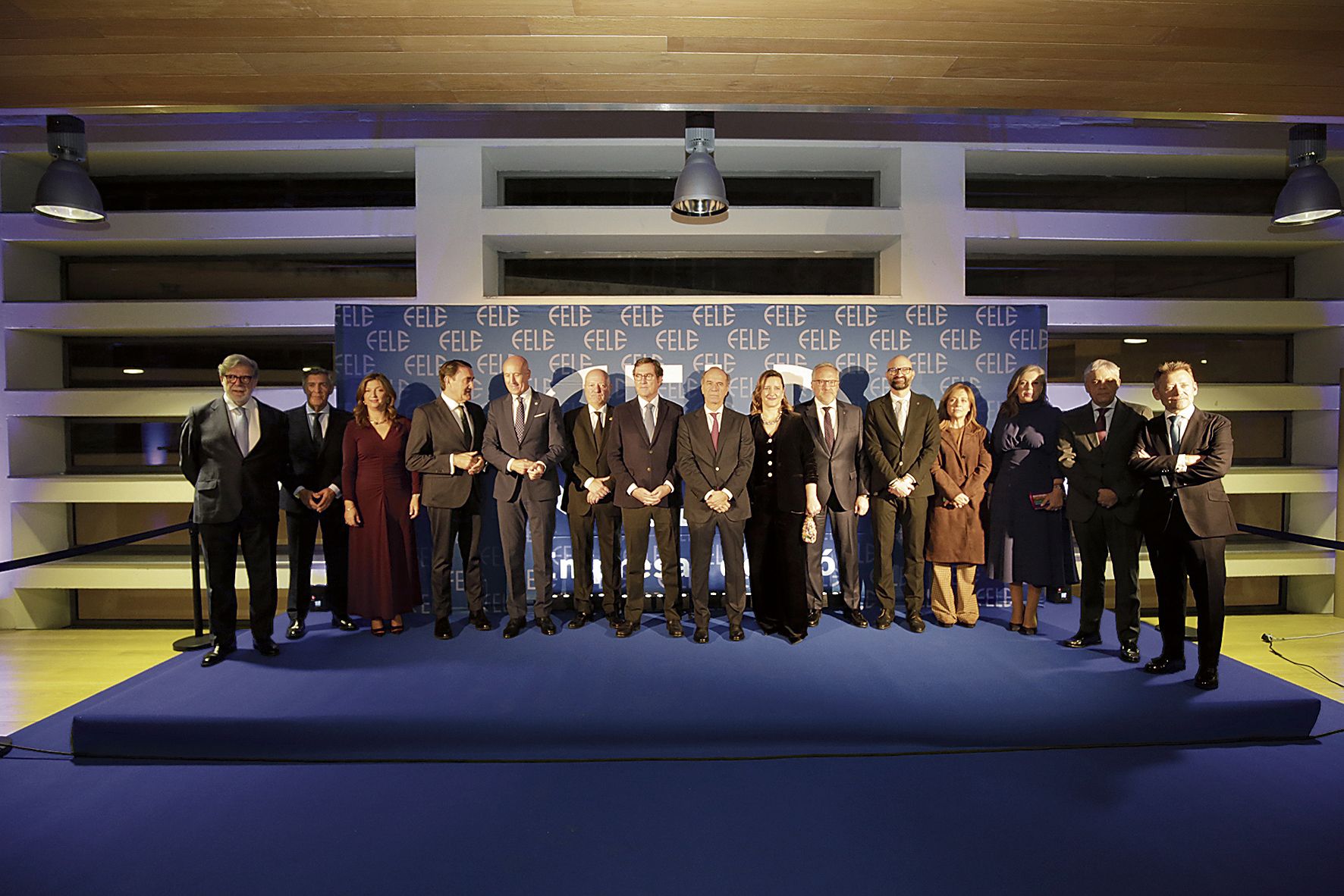 Ignacio Tejera, Empresario del Año 2025, posa junto a autoridades  en la gala de Fele | FERNANDO OTERO