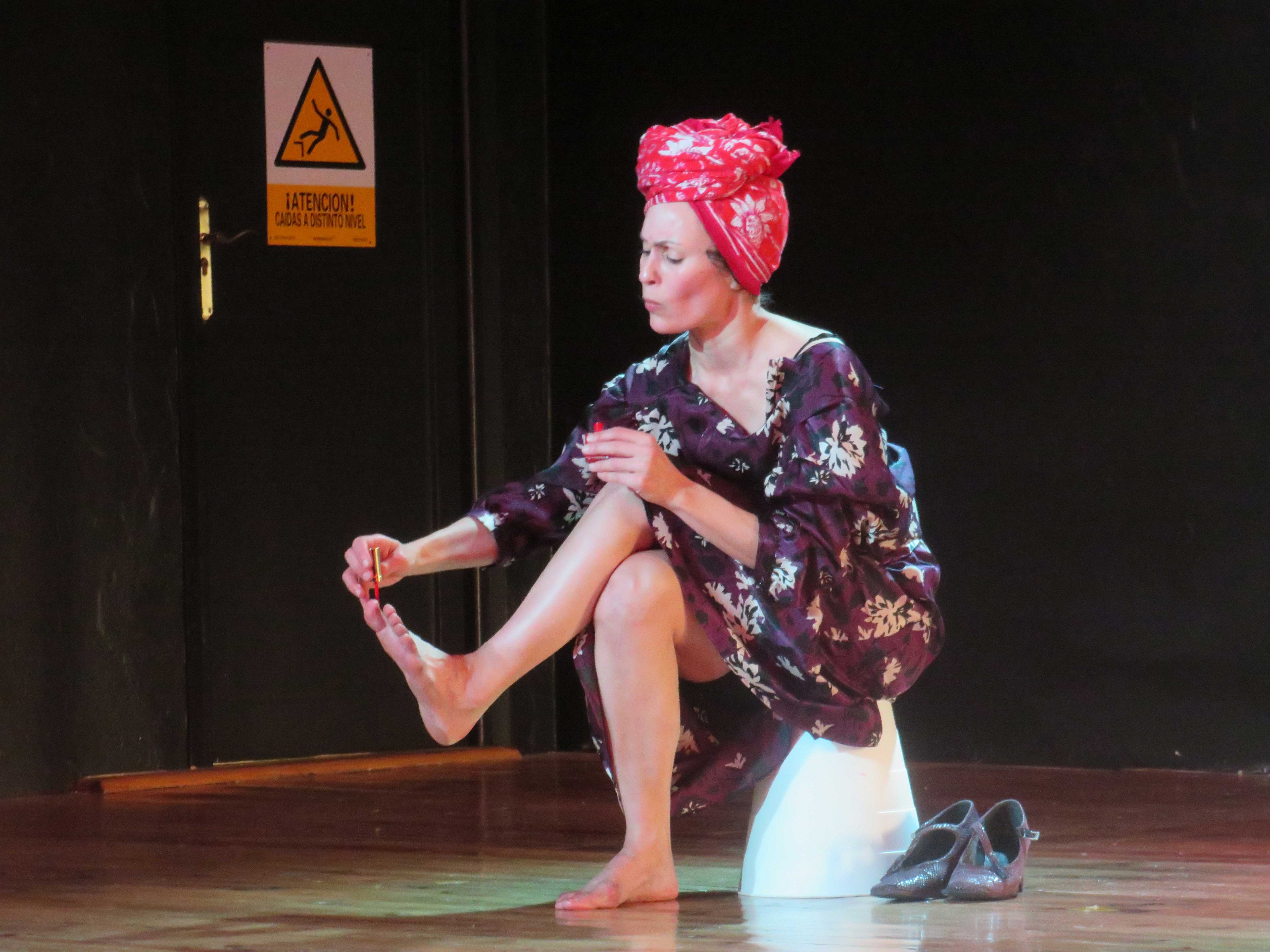 una foto de la pieza 'Anfibia' desplegada por la bailarina cubana Ana Beatriz Pérez, Betty en el marco del ‘Programa de refugio creativo. Residencias artísticas Ana Mendieta’. | L.N.C.