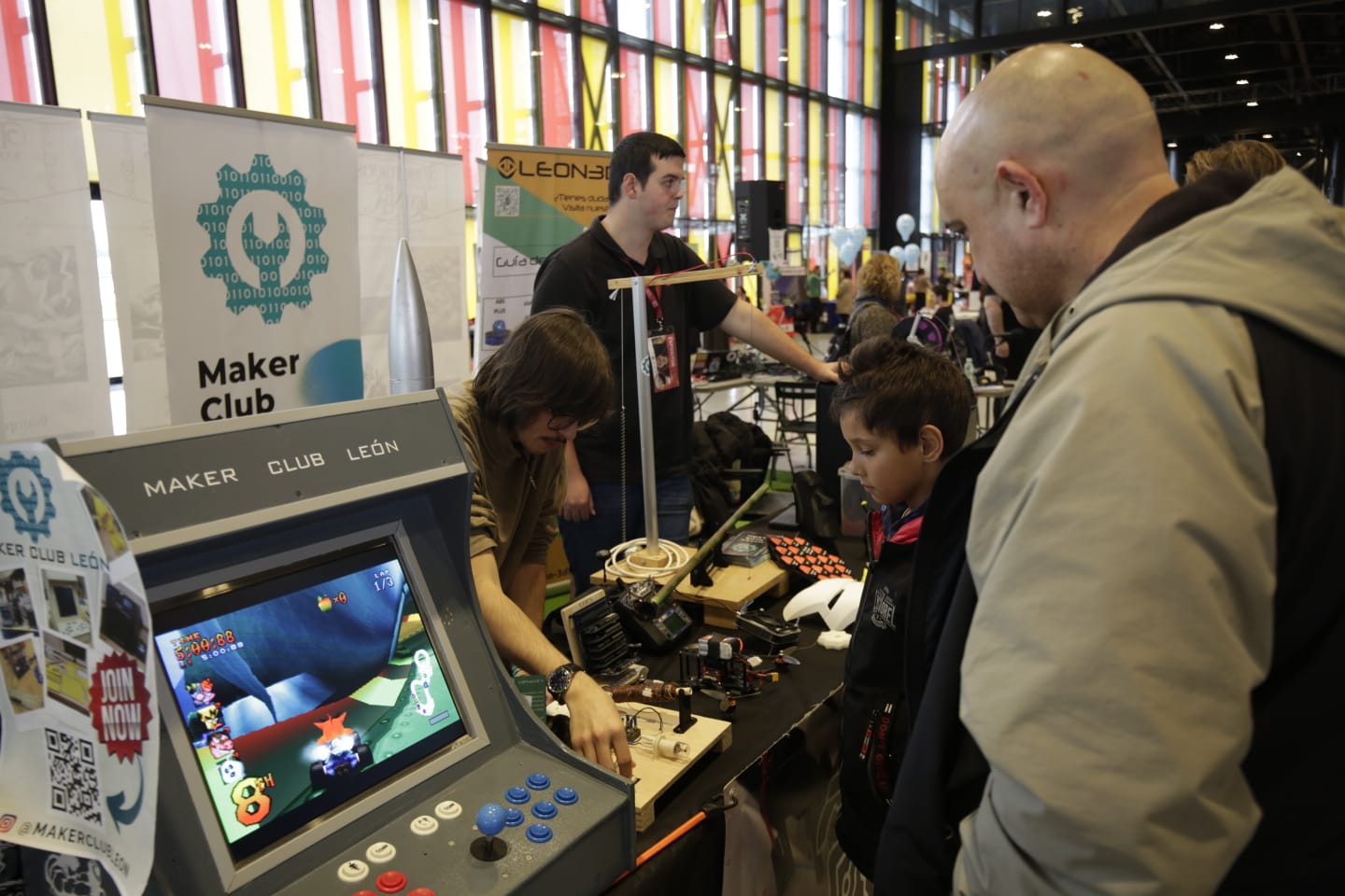 Un joven disfruta de uno de los talleres presentes en la 35 edición de la Expojoven. | SAÚL ARÉN