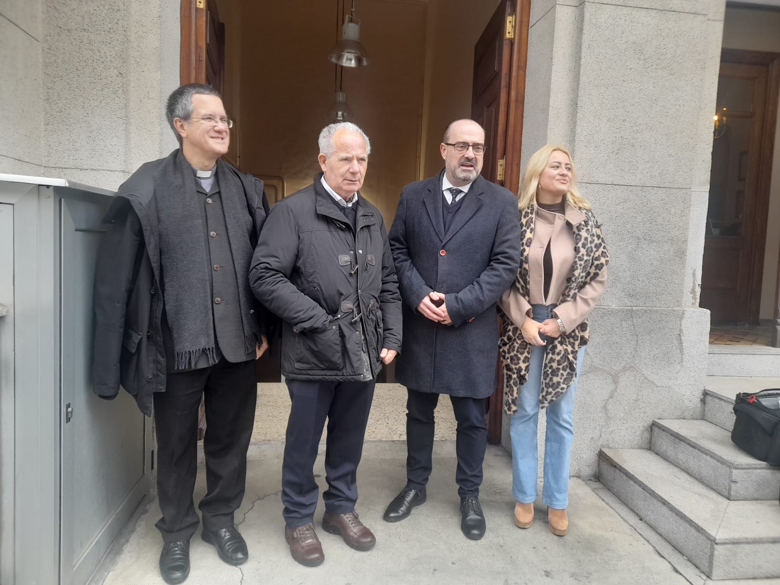 Prada, en el medio de la imagen, arropado por el alcalde antes de entrar en su homenaje. | MAR IGLESIAS