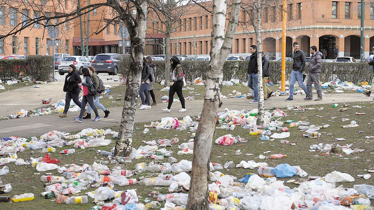 El problema del botellón, dicen los estudios, presenta una doble vertiente, la de los riesgos por el cosumo y la de los ruidos y la suciedad.| Mauricio Peña