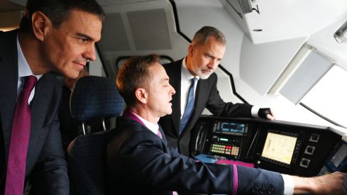 El rey Felipe VI y el presidente del Gobierno, Pedro Sánchez, con el maquinista durante el trayecto del tren inagural de Alta Velocidad con destino Oviedo.Pool MoncloaBorja Puig de la Bellacasa. El rey Felipe VI y el presidente del Gobierno, Pedro Sánchez, con el maquinista durante el trayecto del tren inagural de Alta Velocidad con destino Oviedo.Pool MoncloaBorja Puig de la Bellacasa.