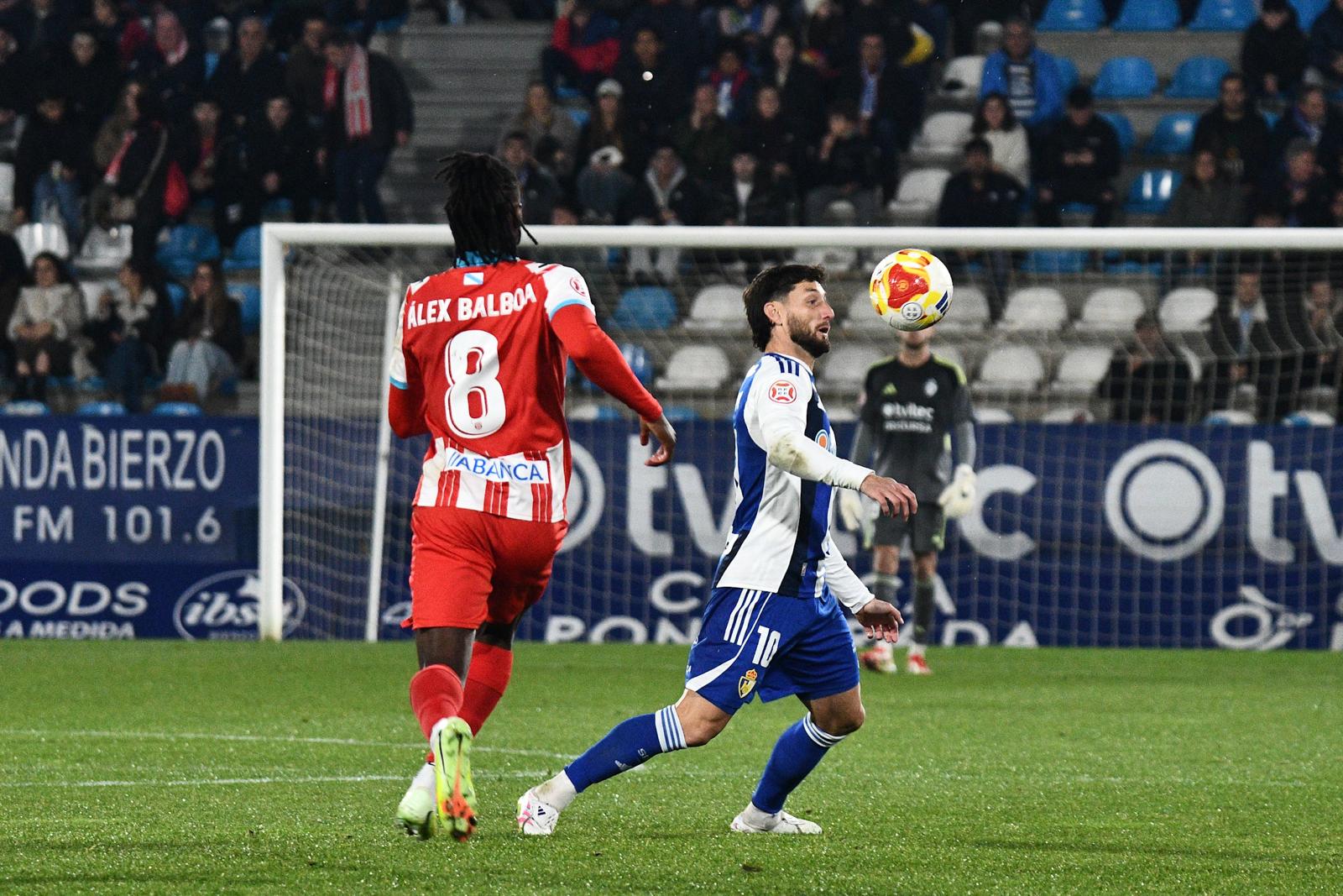 Borja Valle controla un balón durante el partido ante el Lugo. QUINITO