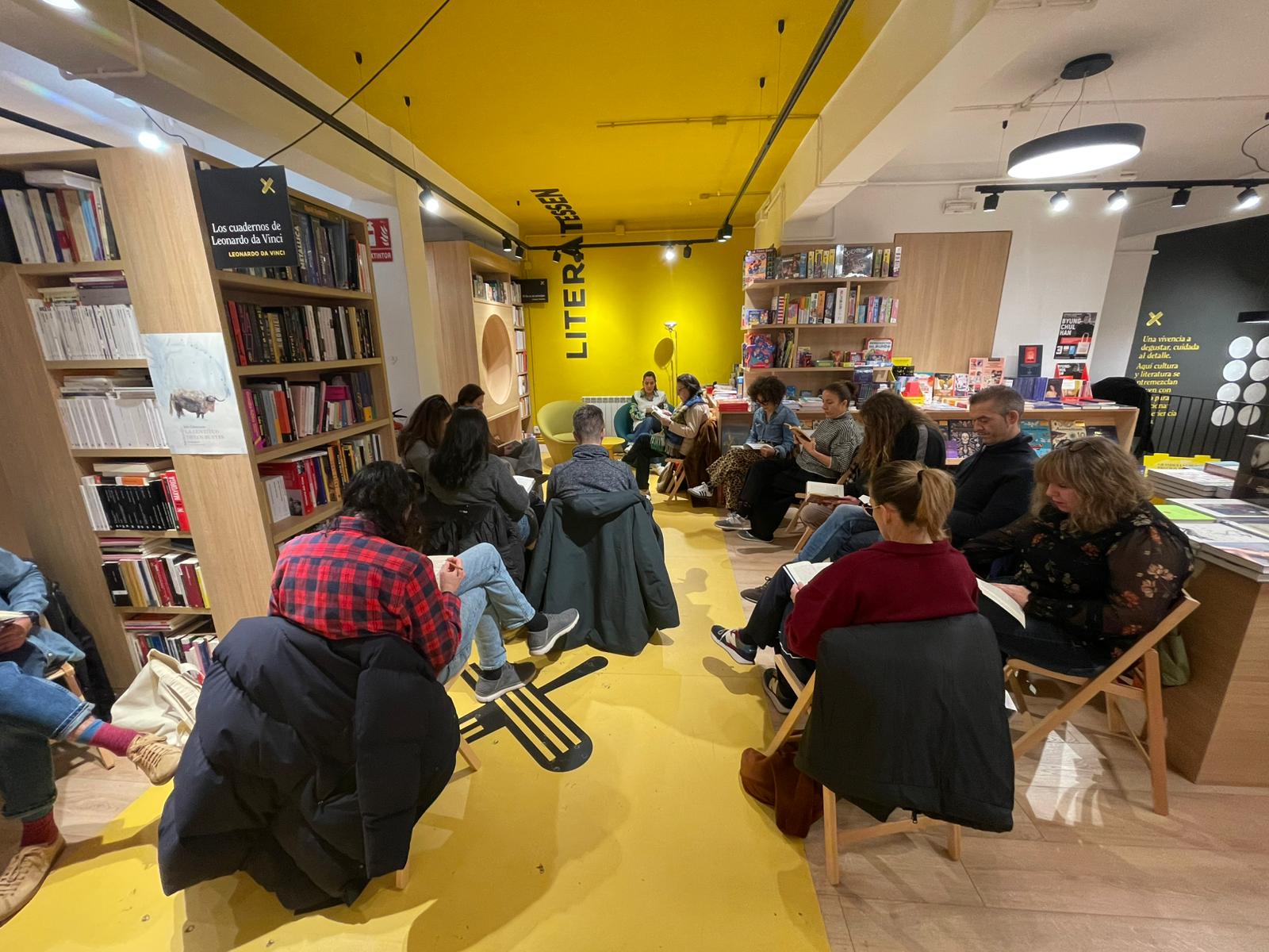 Un instante de la Silent Reading Party celebrada en la librería Literatessen. | L.N.C.