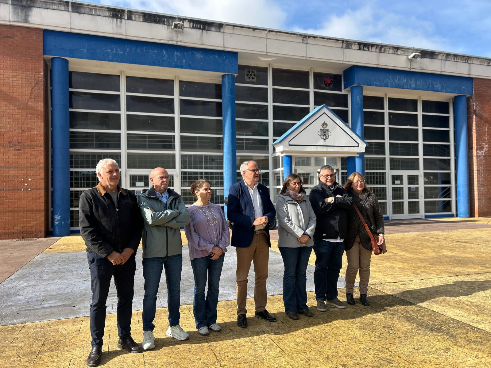 Concejales del PSOE ante las piscinas cerradas.  