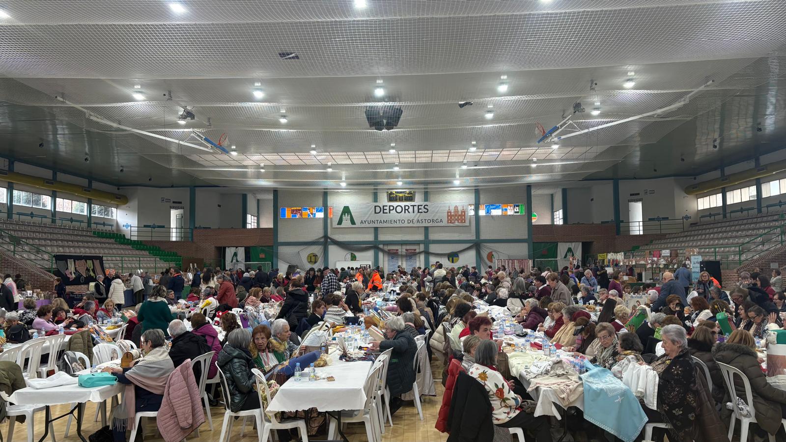 Un instante del tradicional Encuentro de Bolilleras celebrado en Astorga. | L.N.C.
