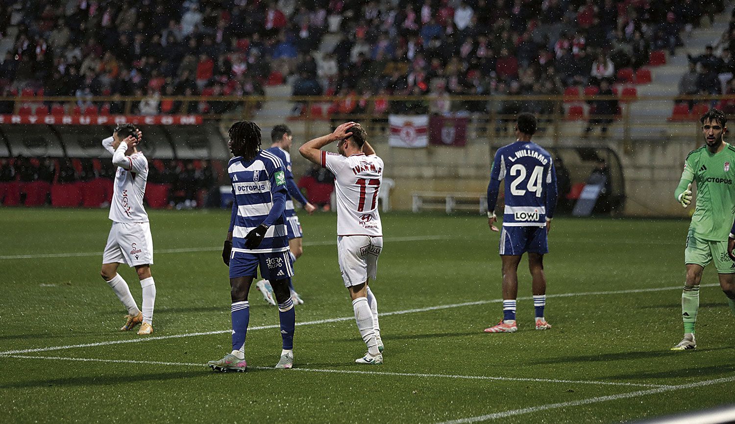 Calero y Chacón se lamentan tras una ocasión de la Cultural ante el Granada. | FERNANDO OTERO