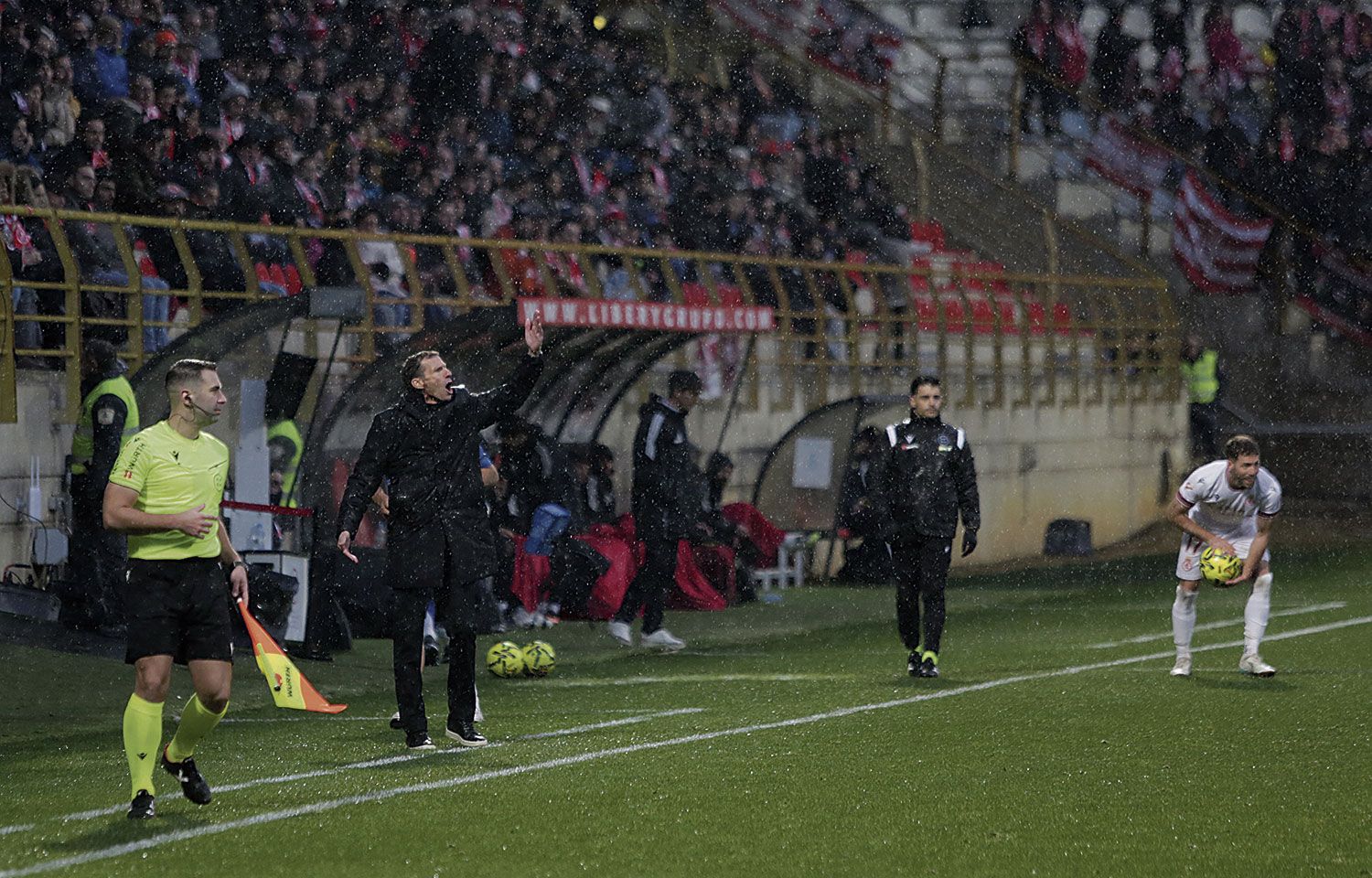 Ziganda da instrucciones desde la banda durante el Cultural - Granada. | FERNANDO OTERO