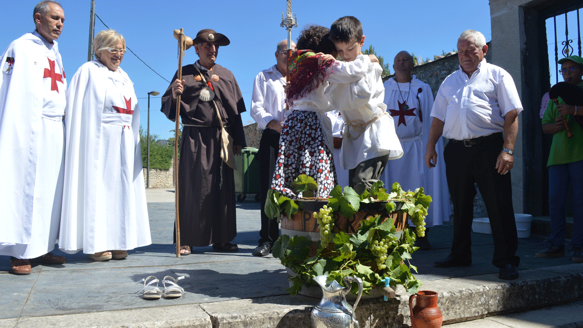 La ofrenda de primer mosto a Santa María La Real, este domingo en Carracedo. | L.N.C.
