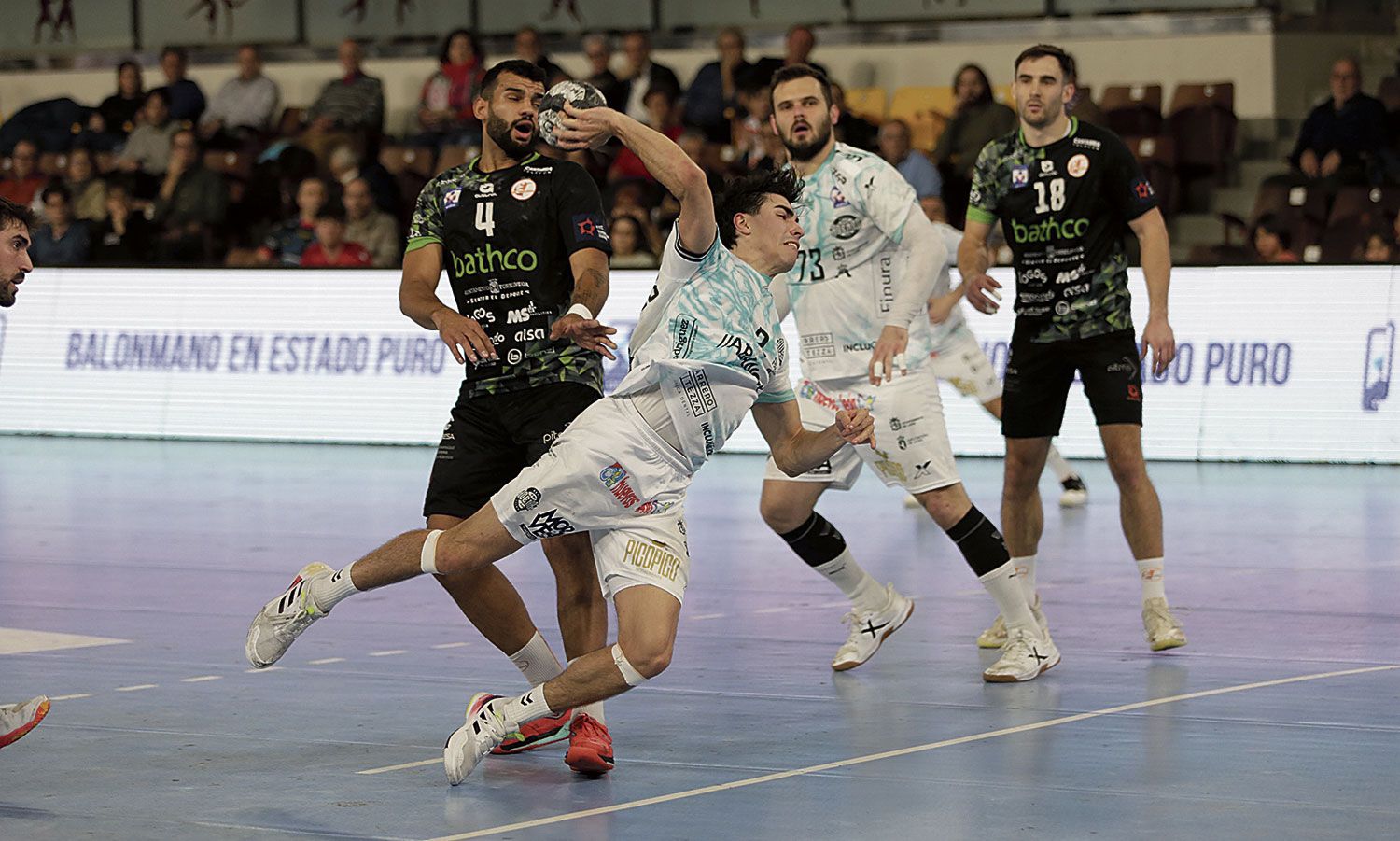 Miñambres se cuela en la defensa del Torrelavega y lanza ante la mirada de Benites. FERNANDO OTERO