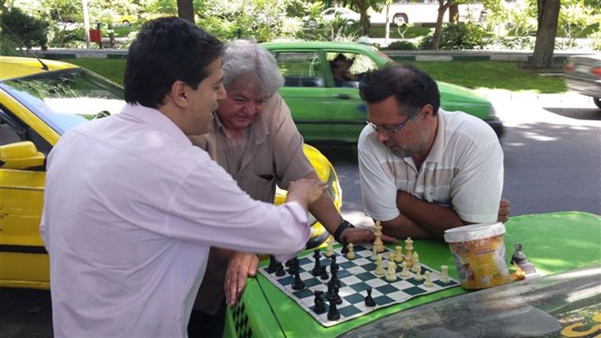 Taxistas jugando al ajedrez en las calles de Teherán, la ciudad del taxi. | L.N.C.