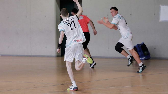 Manu salió a jugar cuando tan solo iban unos minutos... ycon el primer balón que le llegó marcó