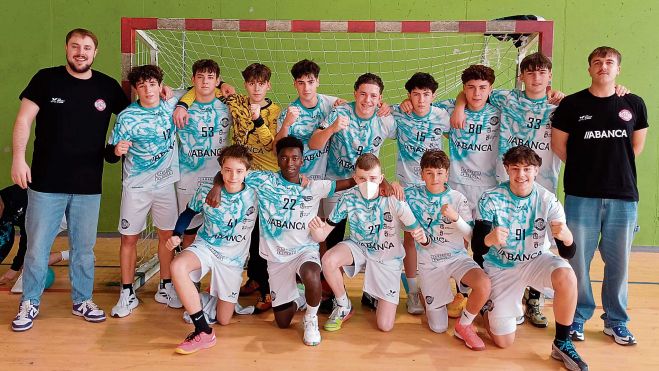 La plantilla quiso hacerse la foto de un día histórico, al margen de la guinda de la victoria