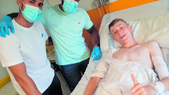 El joven jugador Manu Cortes, ya en el hospital, recibió la visita de los técnicos ademaristas Luis Puertas y Raúl García Quiñones