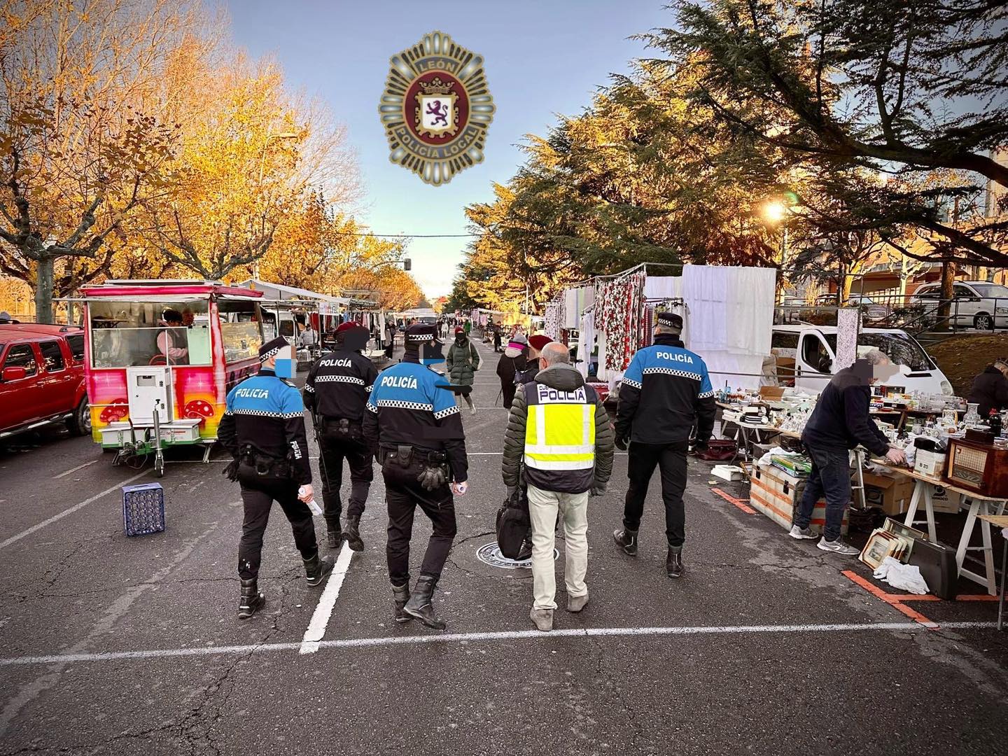 Varios agentes controlan la autenticidad de los productos puestos a la venta en el rastro de León. | POLICÍA LOCAL 