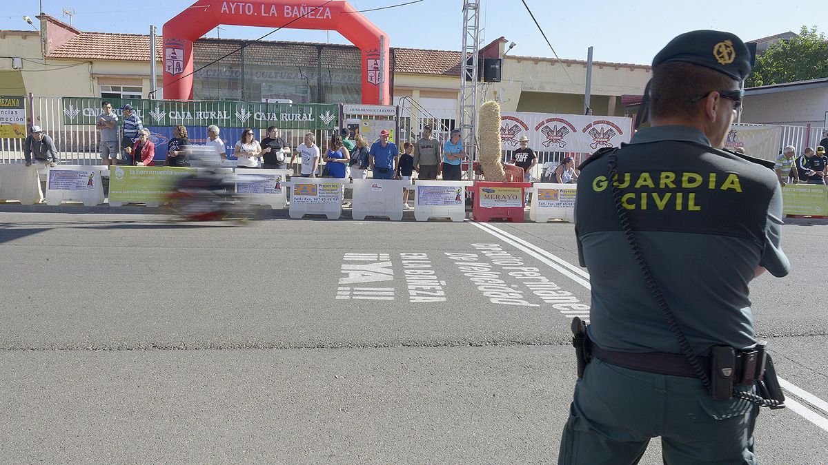 Un  Guardia Civil sigue las evoluciones de la carrera. | MAURICIO PEÑA