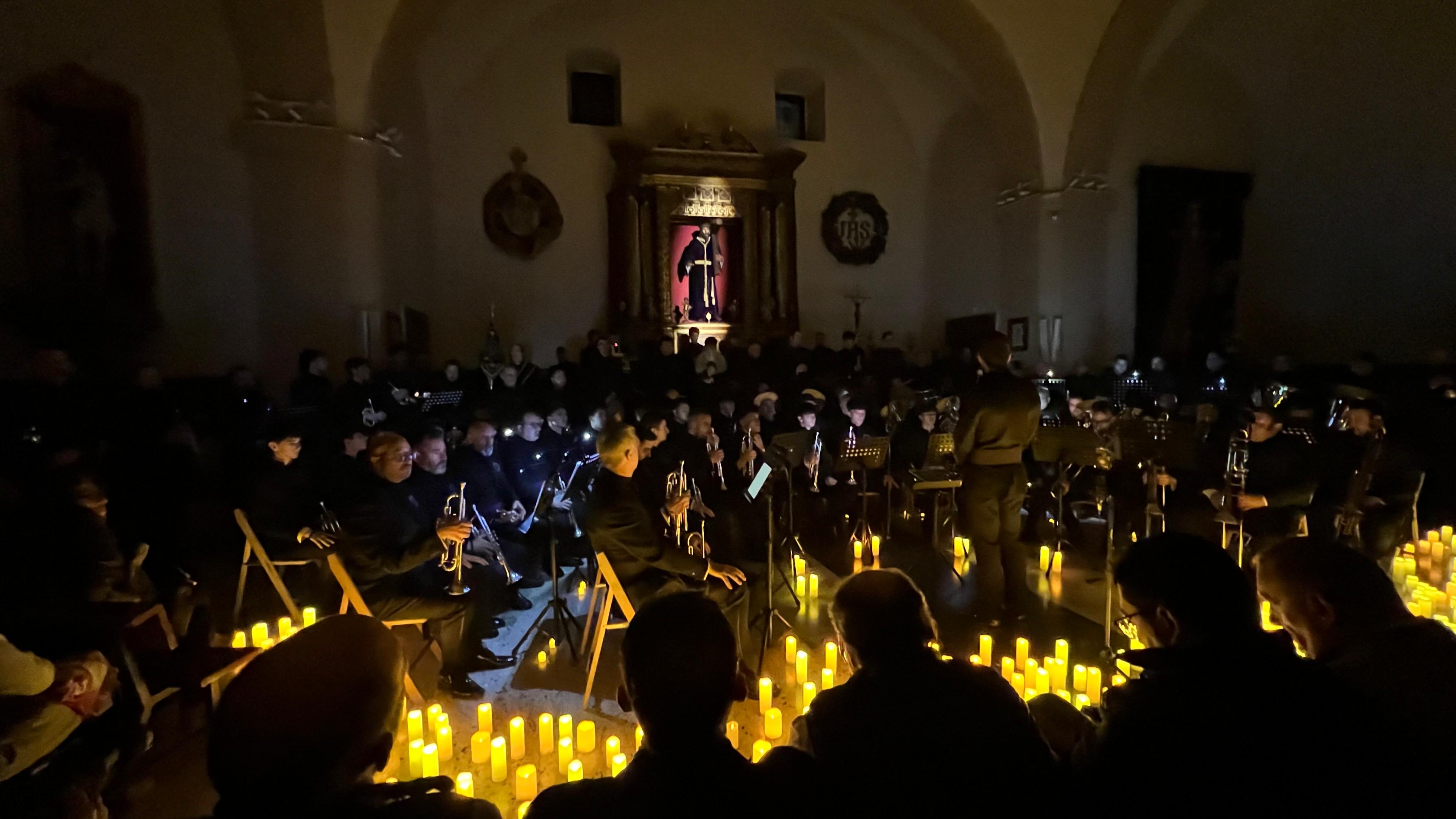 El Nazareno regala a León un emotivo concierto a la luz de las velas. | ANDRÉS GONZÁLEZ