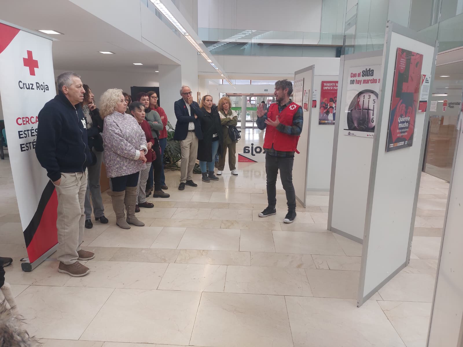 Exposición '20 años de campañas en Cruz Roja' con motivo del Día Mundial del Sida.