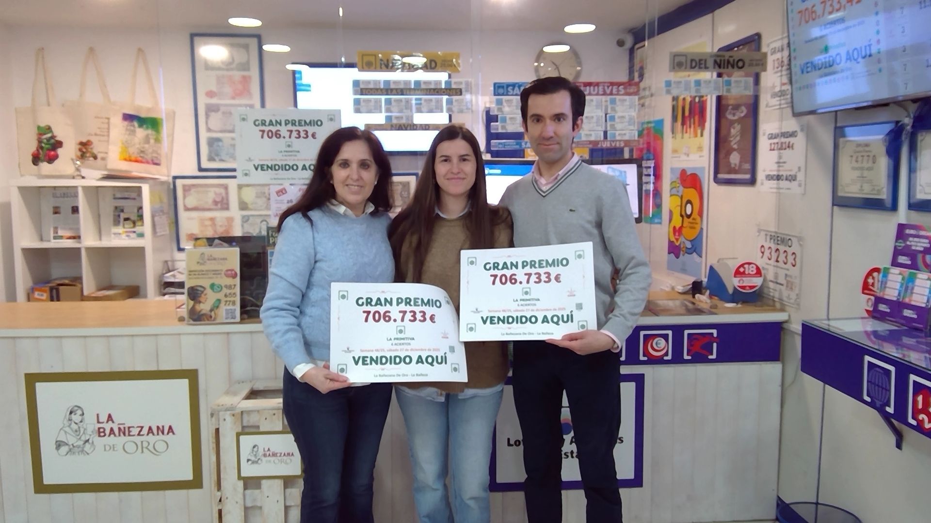 Imagen de los responsables del despacho receptor con el cartel anunciador del premio. | LNC