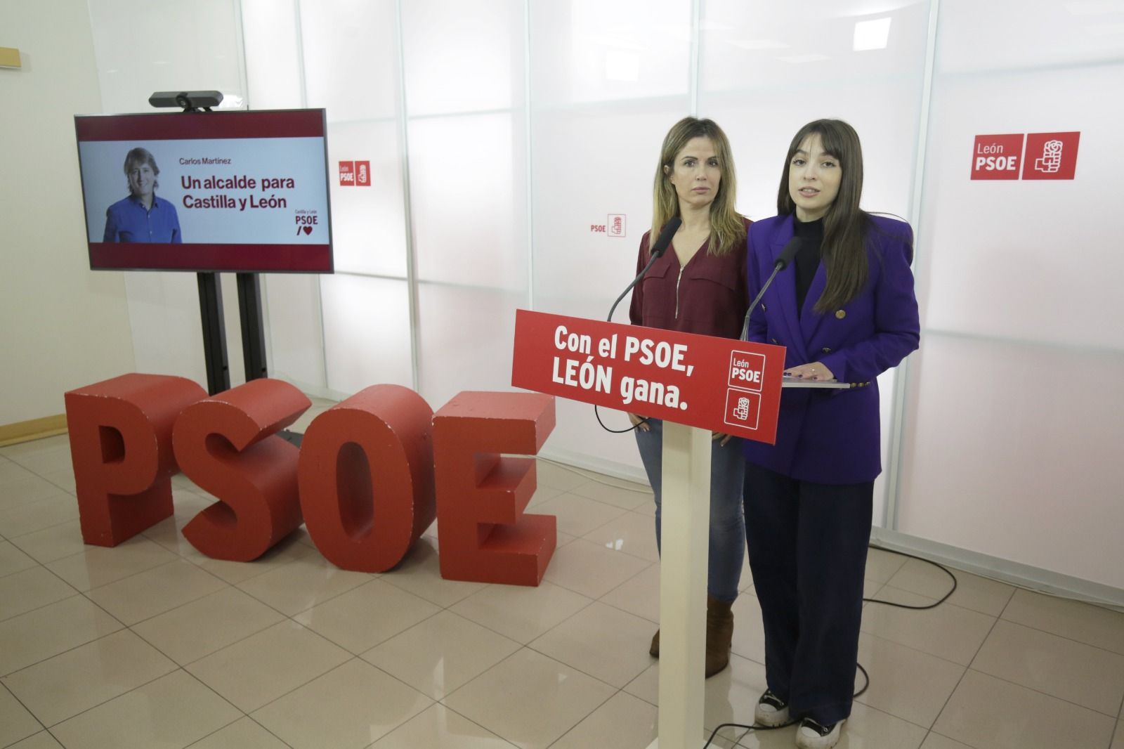 Mariela Blanco y Lucía de Castro, durante su comparecencia. | FERNANDO OTERO