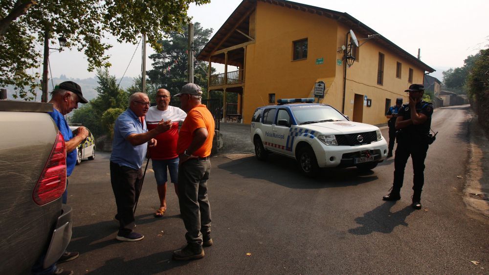Momento del desalojo de pueblos ponferradinos como Palacios de Compludo durante la oleada de incendios. | ICAL