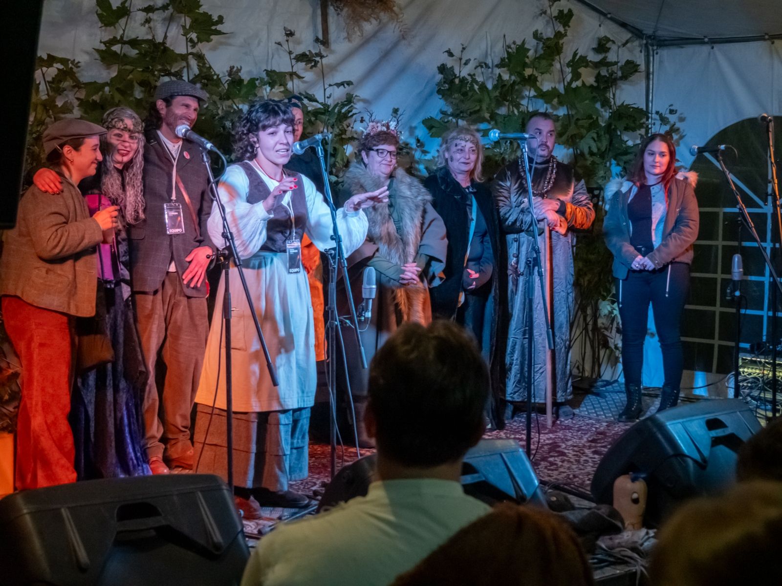 Sara presenta a sus colaboradores en el Samhain | VICENTE GARCIA 