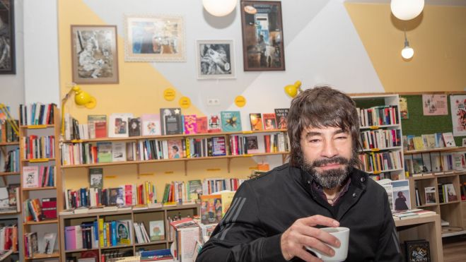 El artista tomando un café en la librería cafetería leonesa.VICENTE GARCÍA