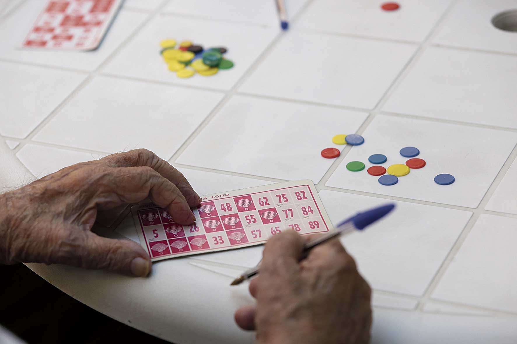 Un hombre juega un cartón de bingo. | L.N.C.