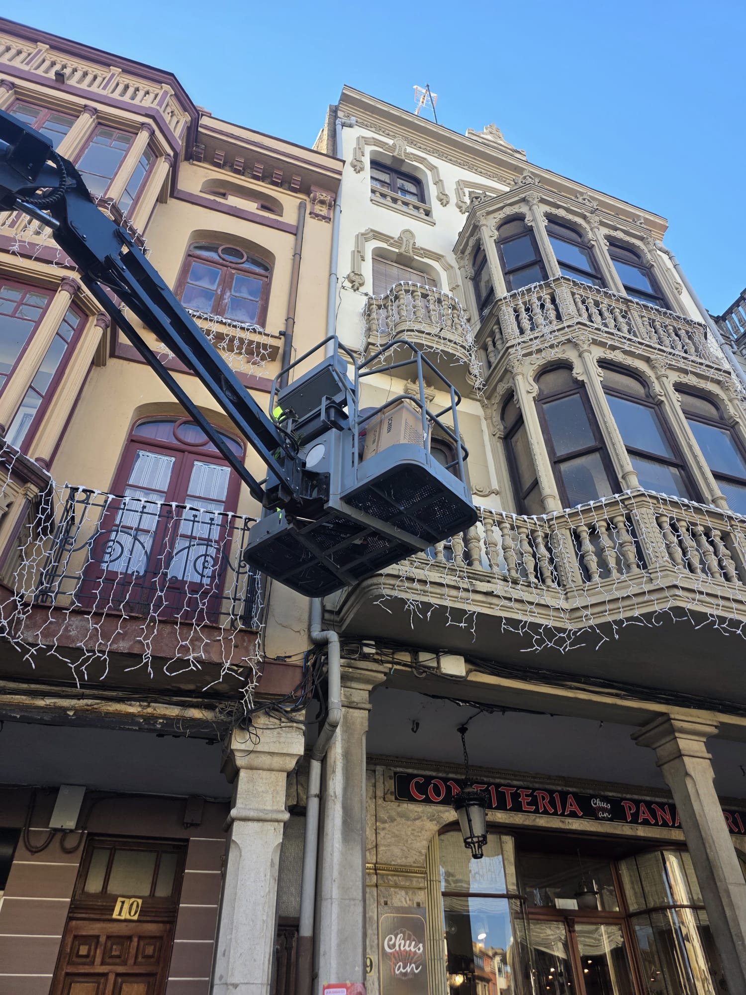 Colocación de las luces de Navidad en La Bañeza. | L.N.C.