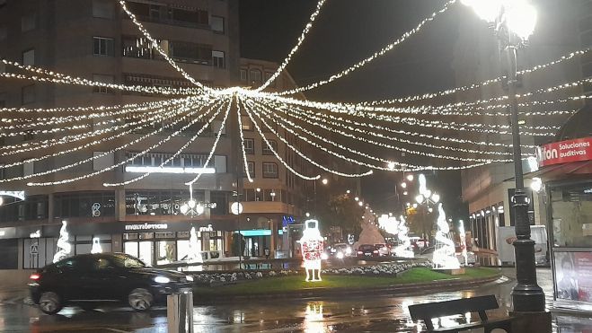 Iluminación navideña en la Plaza Julio Lazúrtegui de Ponferrada. | M.I.