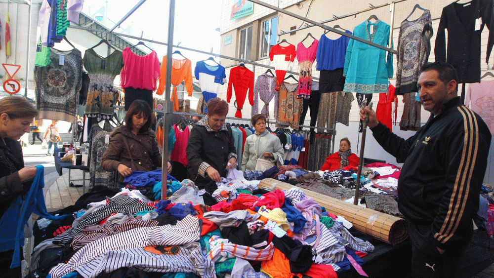 Uno de los puestos de venta de textil en el mercadillo de Ponferrada. | César Sánchez (Ical) Uno de los puestos de venta de textil en el mercadillo de Ponferrada. | César Sánchez (Ical)