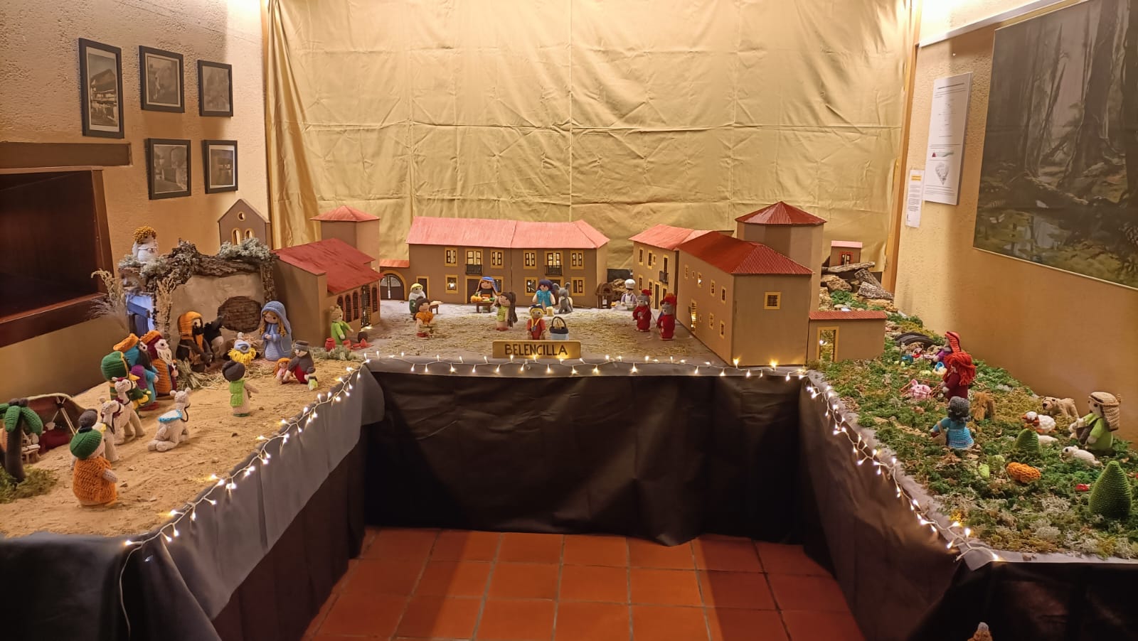 Inauguración del belén y del árbol de ganchillo Club de Tejedoras del Curueño. | MARINA DÍEZ