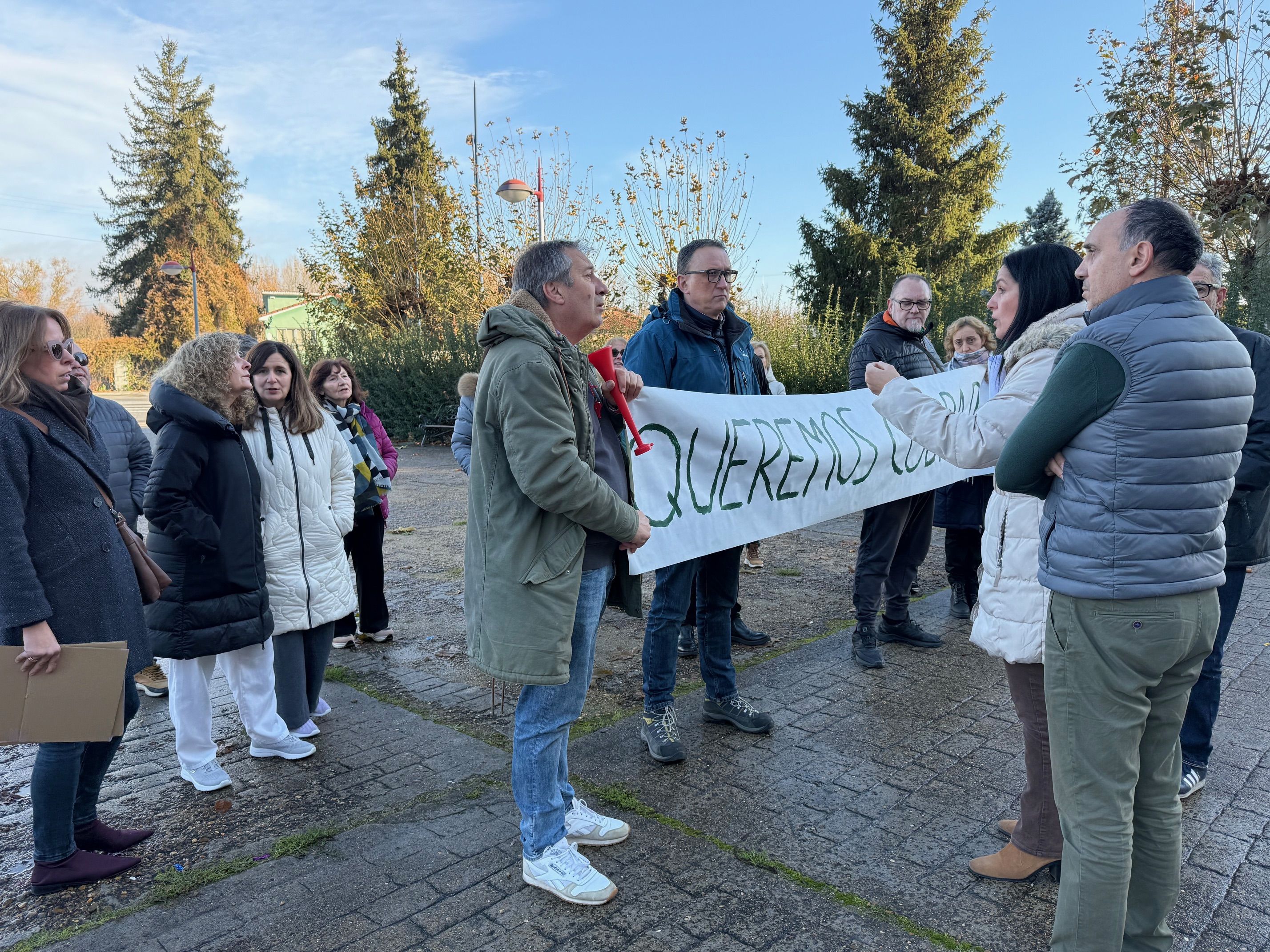 La alcaldesa de San Andrés del Rabanedo, Ana Fernández,  se dirige a los representantes de UGT. | L.N.C.